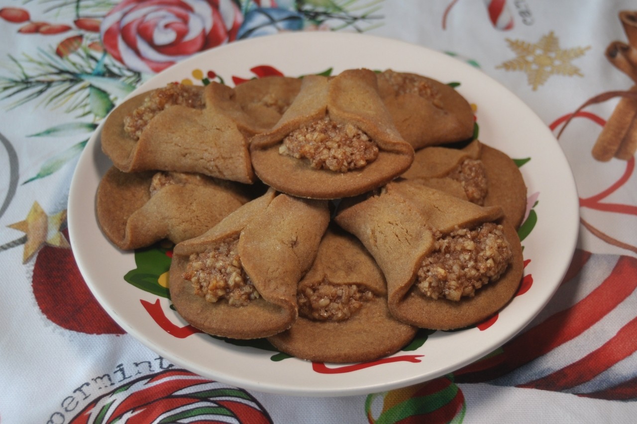 Bell-shaped ginger cookie stuffed with cherry-flavored pecan filling. Perfect for Christmas.